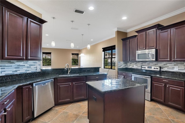 kitchen featuring sink, hanging light fixtures, kitchen peninsula, a kitchen island, and stainless steel appliances