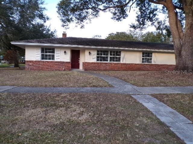 ranch-style house featuring a front lawn