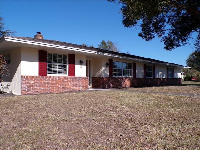 ranch-style house featuring a front yard