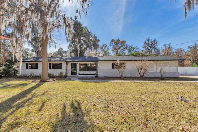 ranch-style home with a front yard