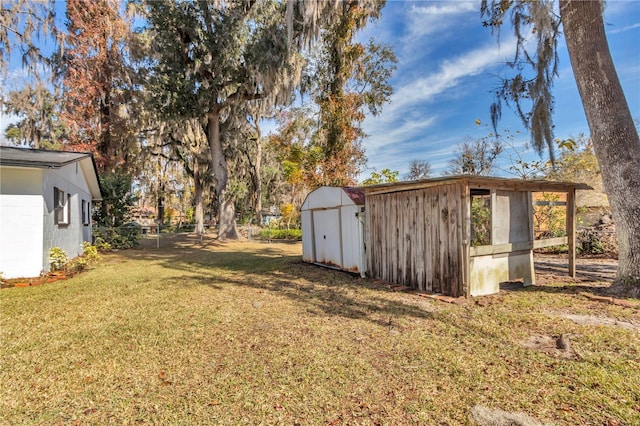 view of yard with a shed