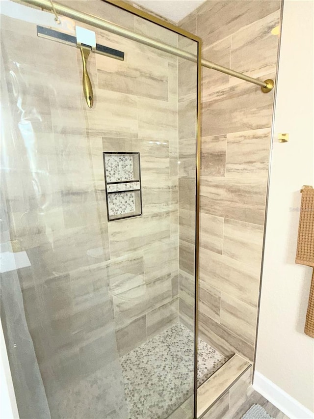 bathroom featuring tiled shower