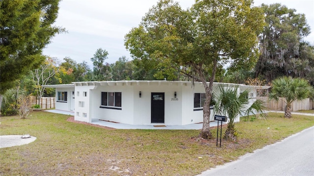 view of front of property with a front lawn