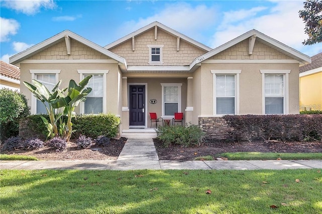 craftsman house with a front lawn