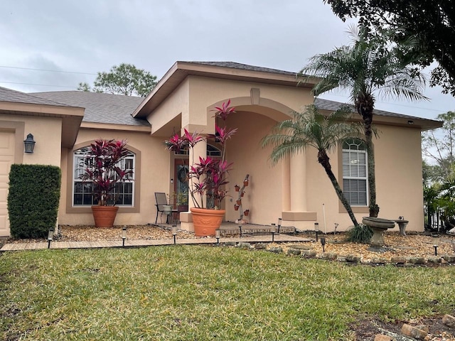 view of front of property featuring a front lawn