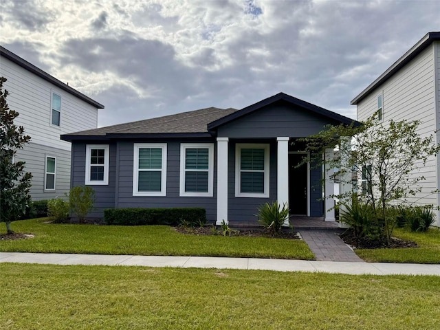 view of front facade featuring a front lawn