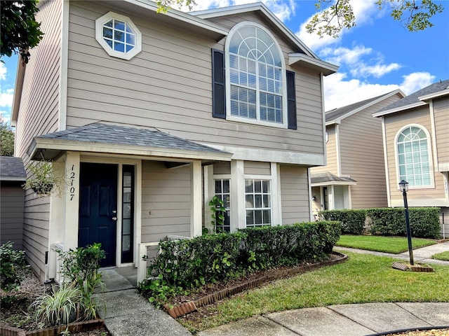 view of front of property featuring a front lawn