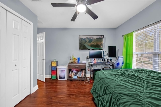 bedroom featuring ceiling fan, dark hardwood / wood-style floors, and a closet