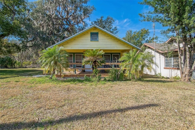 view of front facade featuring a front yard