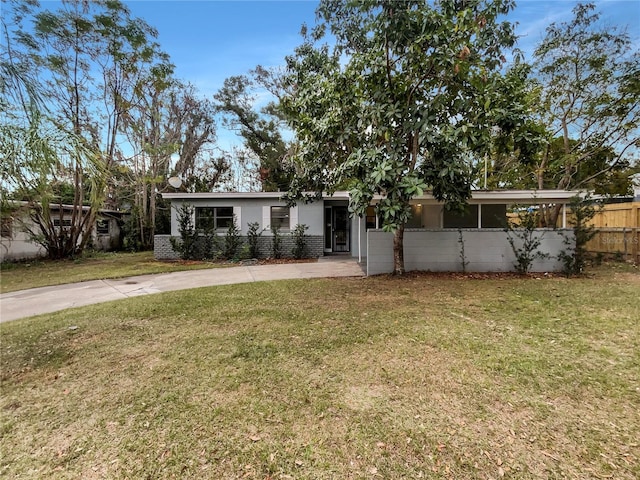 ranch-style house featuring a front yard