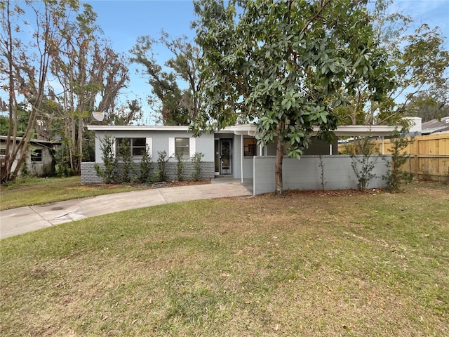 view of front facade featuring a front yard