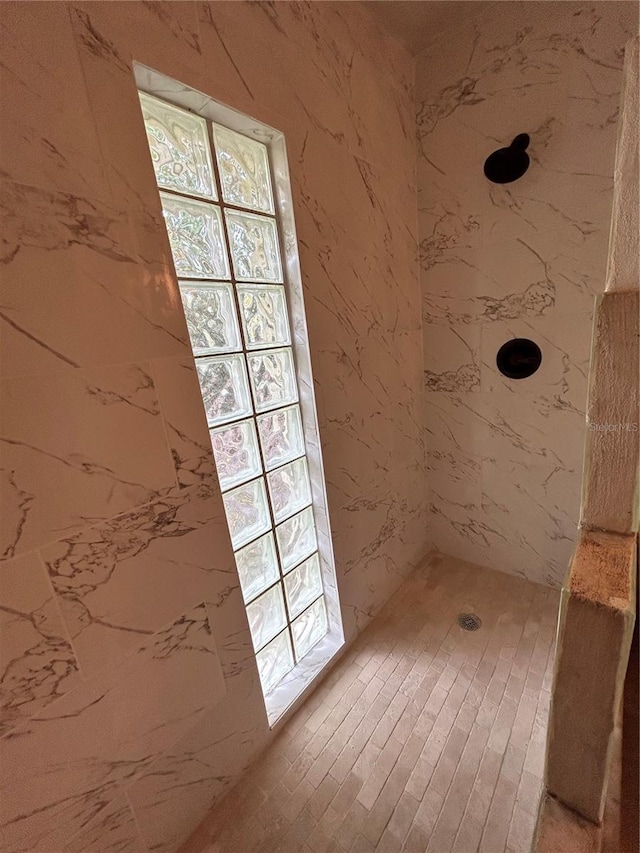 bathroom featuring a tile shower