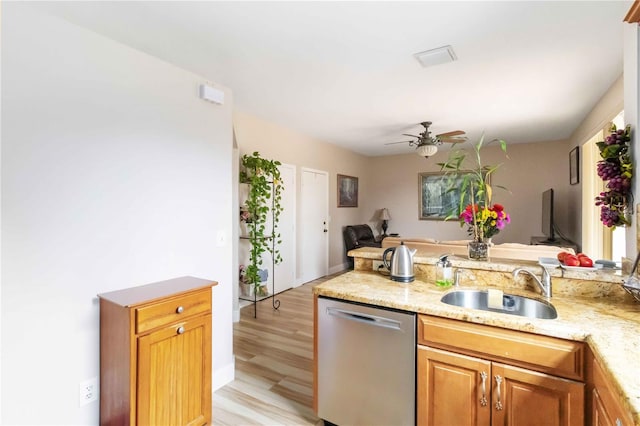 kitchen featuring dishwasher, sink, light hardwood / wood-style flooring, kitchen peninsula, and ceiling fan