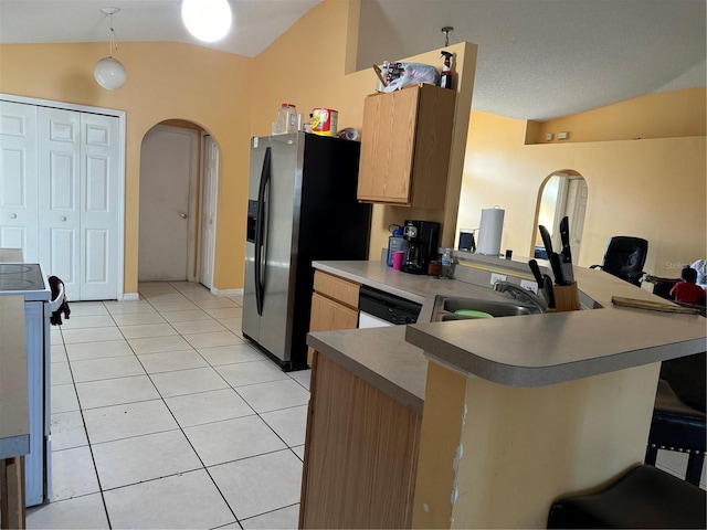 kitchen with sink, vaulted ceiling, kitchen peninsula, and a kitchen bar