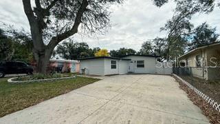 view of front of house with driveway