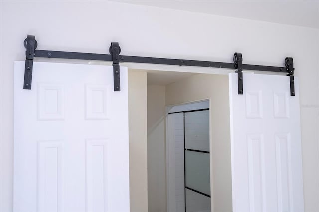 2002 Geigel Ave, Orlando, FL 32806 - interior details with a barn door