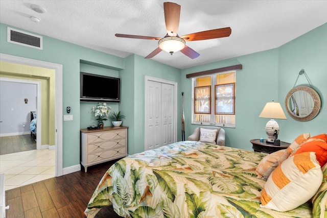 bedroom featuring ceiling fan, a closet, and a textured ceiling