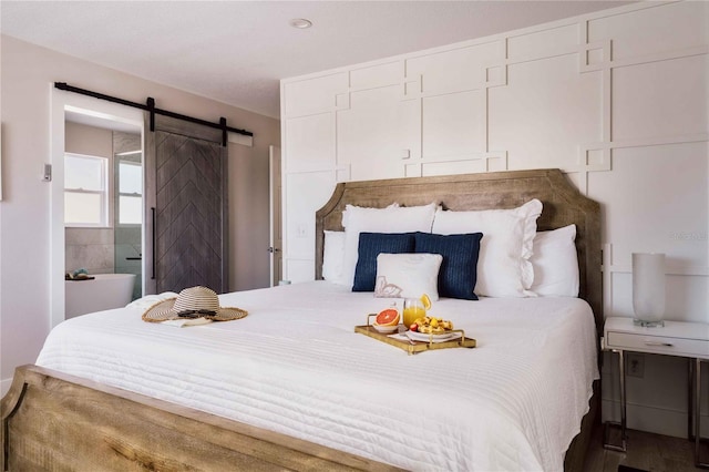 bedroom featuring a barn door