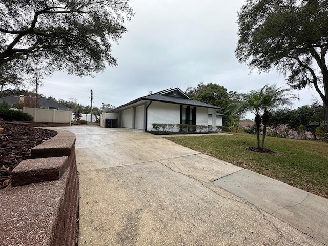 view of front of home featuring a front lawn and a garage