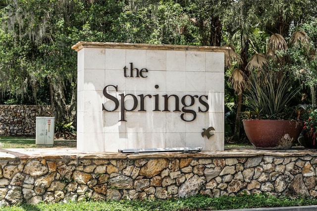 view of community / neighborhood sign