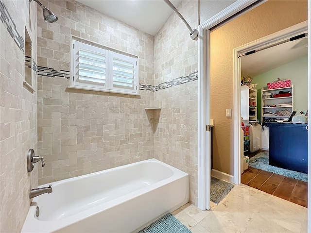 bathroom with tiled shower / bath