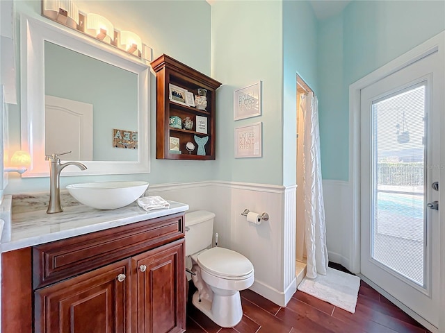 278 Eaglet Way, Lake Mary, FL 32746 - full bath with wainscoting, wood finished floors, toilet, vanity, and a shower with shower curtain