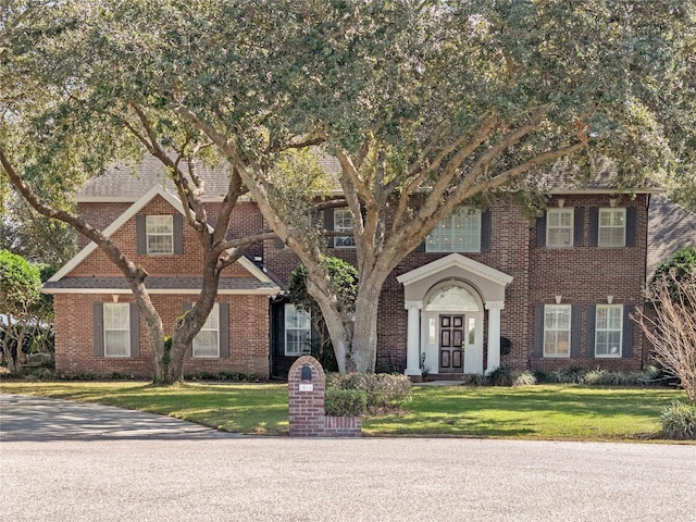 view of front of house featuring a front lawn