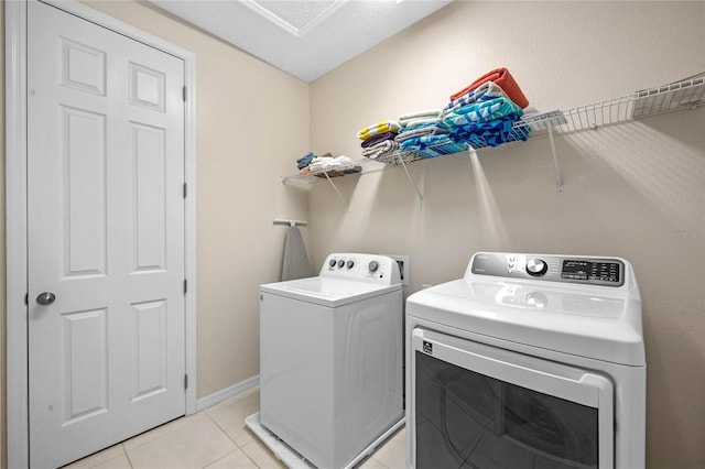 washroom featuring light tile patterned floors and independent washer and dryer