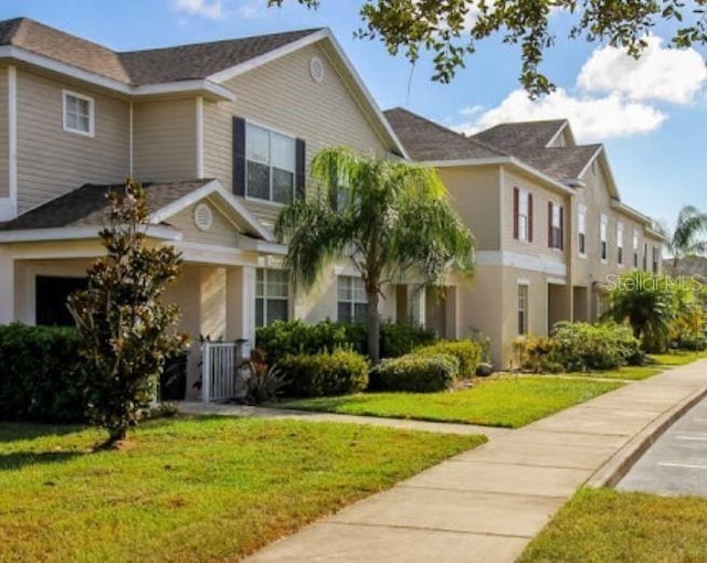 view of front facade featuring a front yard