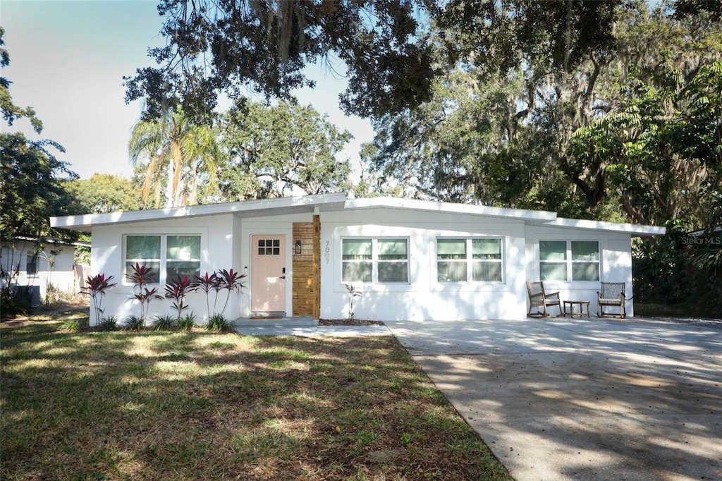 single story home featuring a front yard