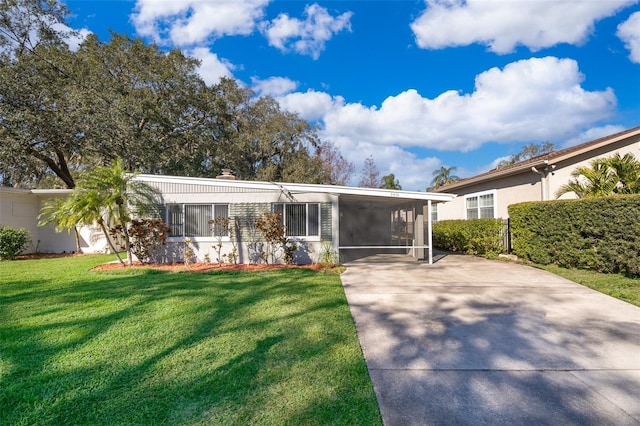 view of front facade featuring a carport and a front lawn