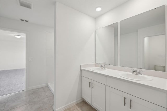 full bathroom featuring visible vents, a sink, toilet, and tile patterned floors