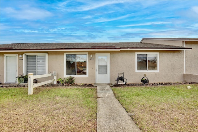 single story home with a front lawn