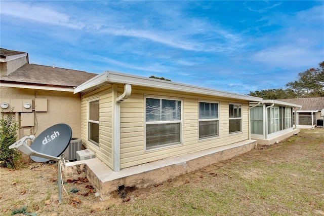 view of side of property featuring a lawn