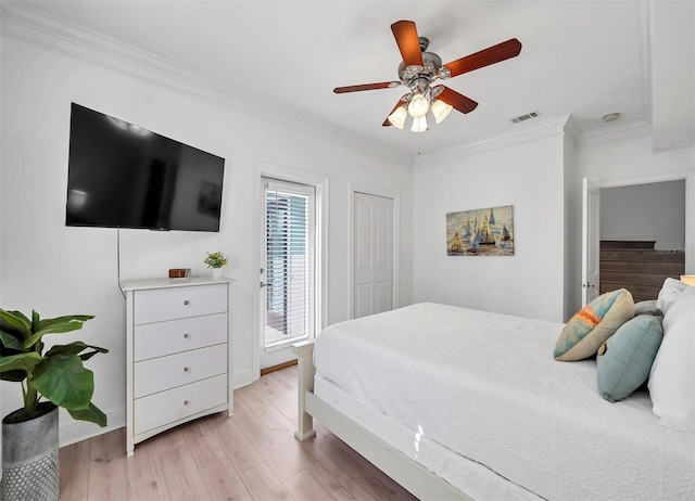 bedroom featuring crown molding, light hardwood / wood-style floors, and ceiling fan