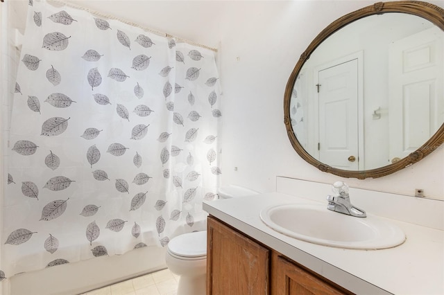 full bathroom featuring shower / tub combo with curtain, vanity, and toilet