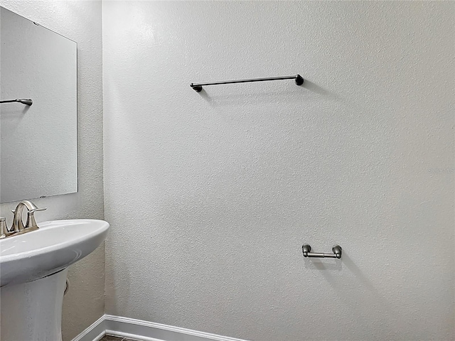 8886 Fallen Oak Dr, Davenport, FL 33896 - bathroom featuring baseboards