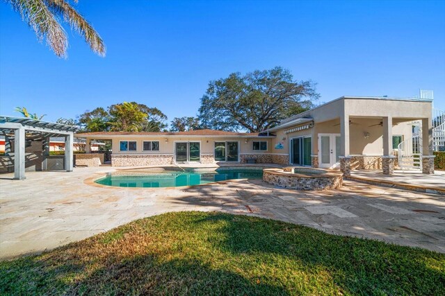 outdoor pool with an in ground hot tub, a patio area, a ceiling fan, and a pergola