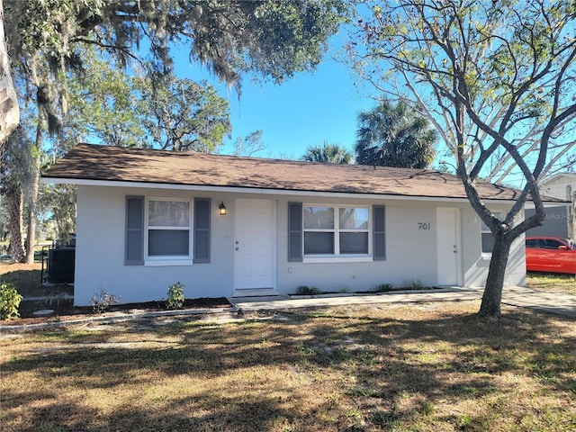 single story home featuring a front lawn