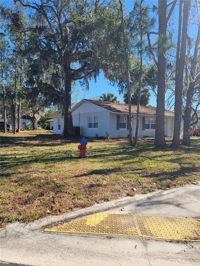 ranch-style house featuring a front lawn