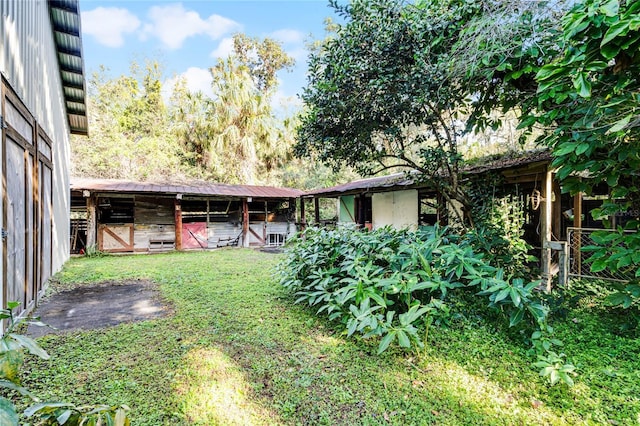 view of yard featuring an outbuilding