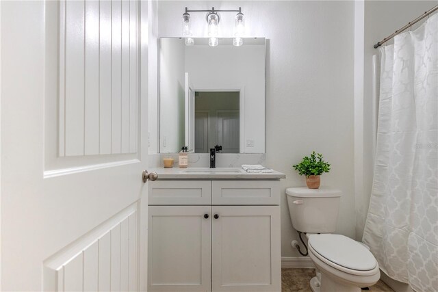 full bath featuring curtained shower, vanity, and toilet