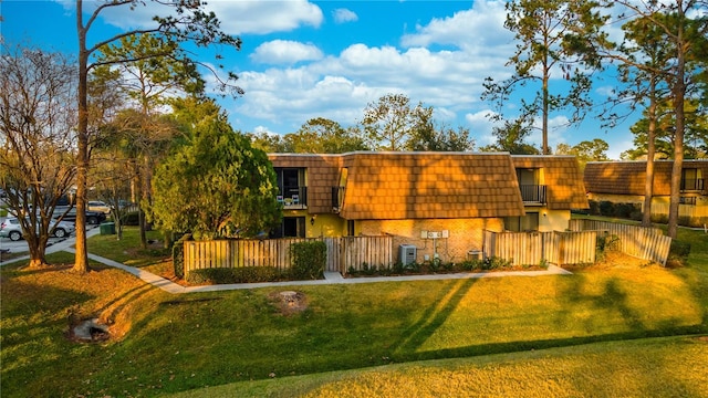 view of front facade featuring cooling unit and a front yard