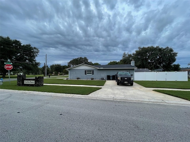 view of front of house featuring a front yard