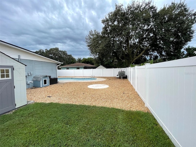 view of yard with a fenced in pool