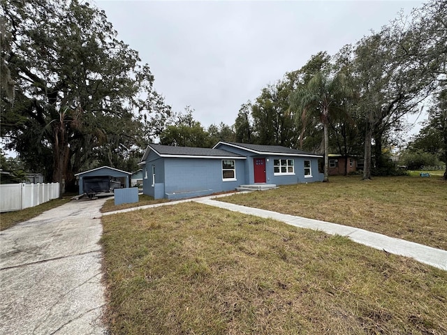 ranch-style house featuring a front yard