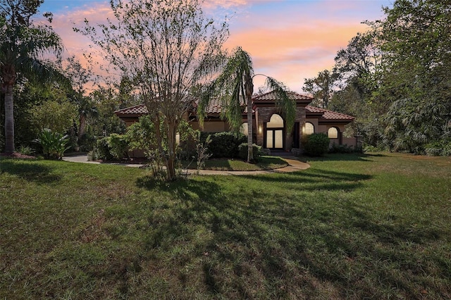 view of front of property featuring a lawn