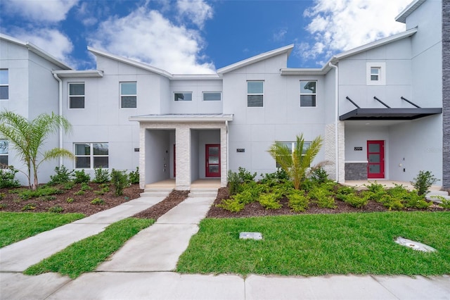 view of front facade featuring a front yard