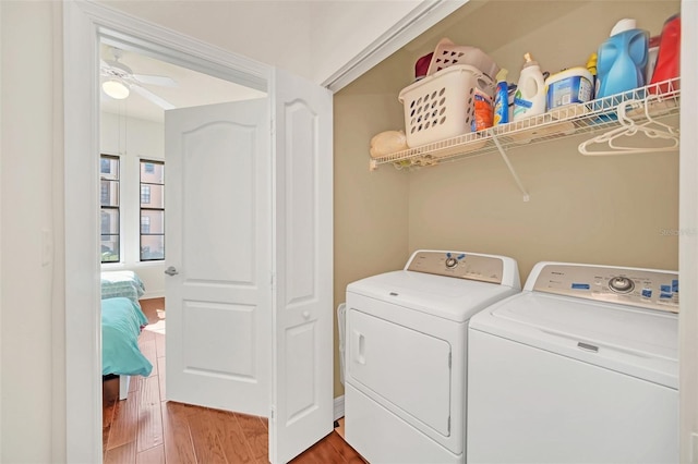 laundry room featuring hardwood / wood-style flooring, ceiling fan, and washing machine and dryer