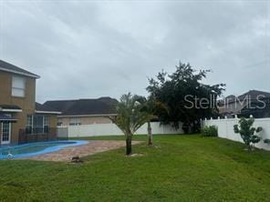 view of yard featuring a fenced in pool